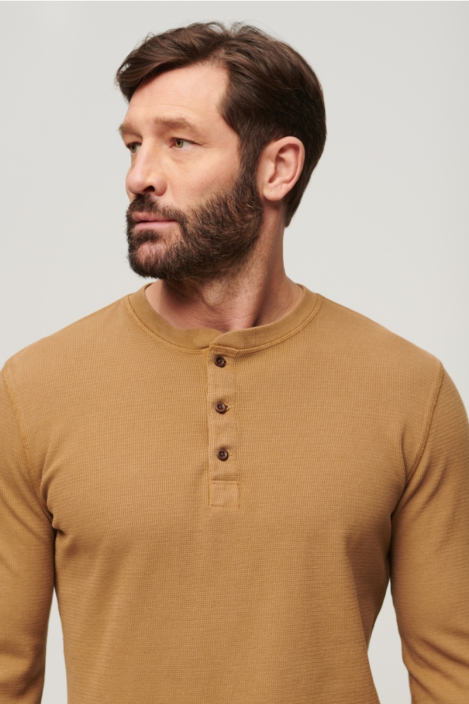 WAFFLE LONG SLEEVE HENLEY TOP M6010776A CLASSIC BROWN CAMEL